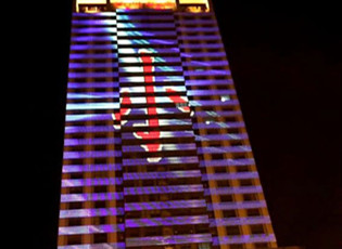 洪海展示機(jī)甲LED玻璃幕墻屏在樓體亮化工程中有何優(yōu)勢？